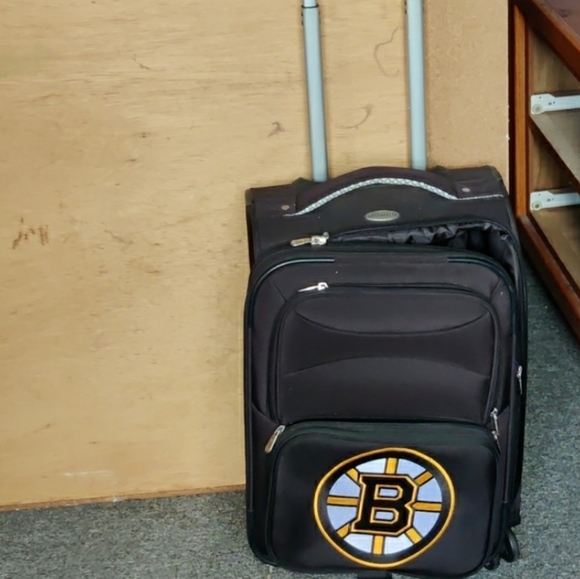 Boston Bruin's 21" Carry-On Luggage with Telescopic Handle & Rolling Wheels - Picture 2 of 5